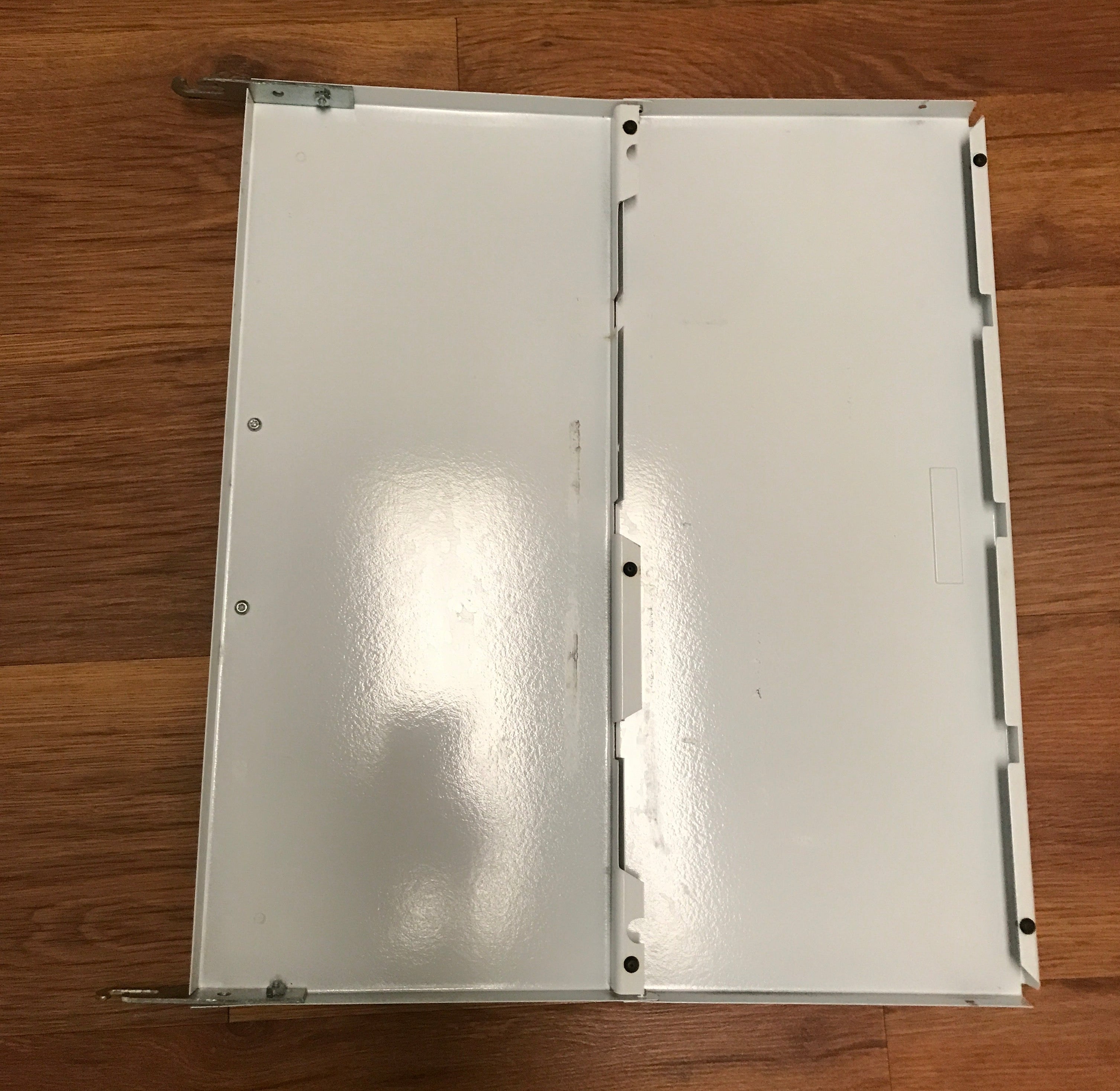 Used MAGIC Chef Bi-Fold Cover White for CLY2242BDH