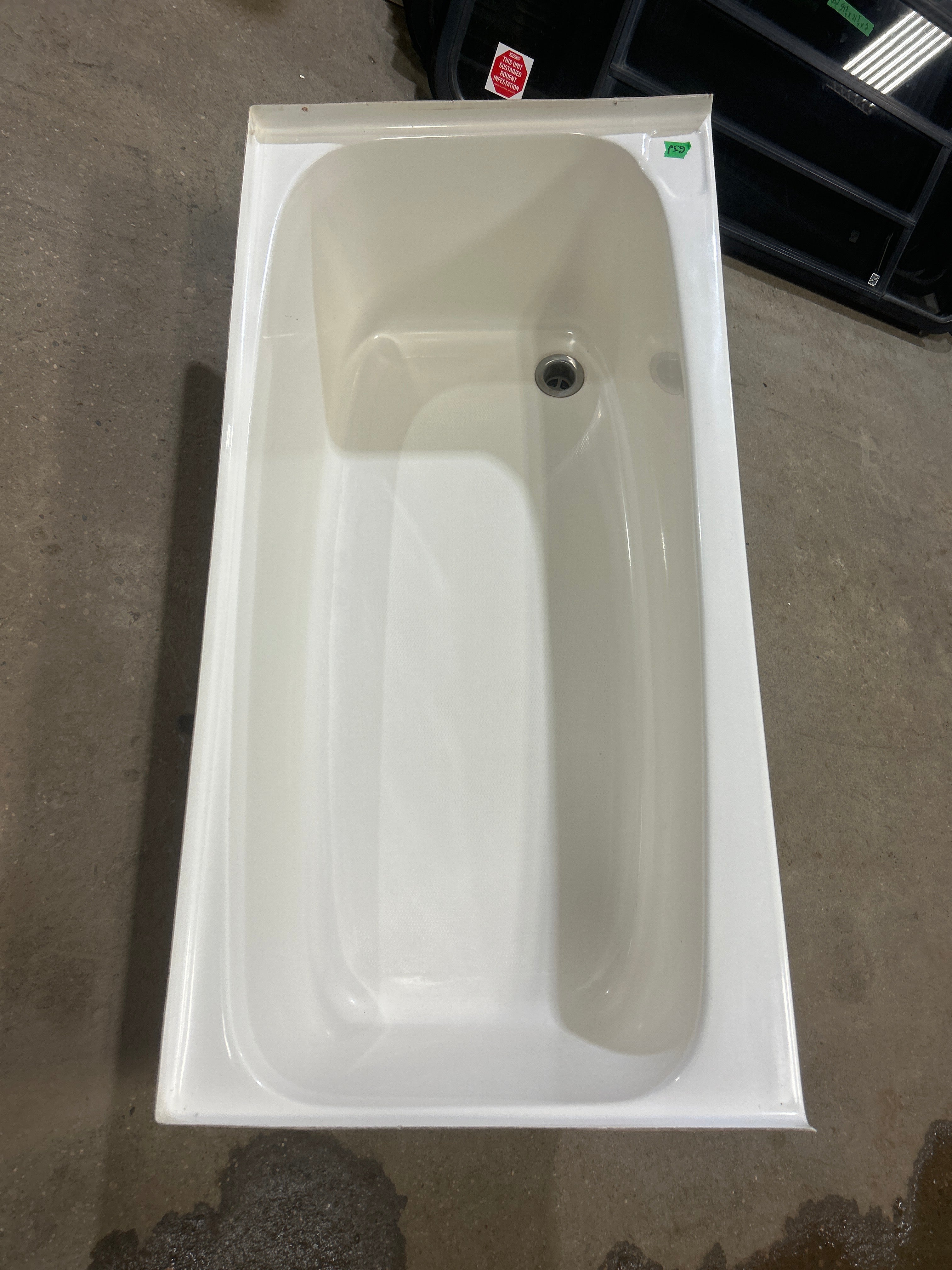Used RV Bath Tub, Right Hand Drain - 43 3/4” x 22”