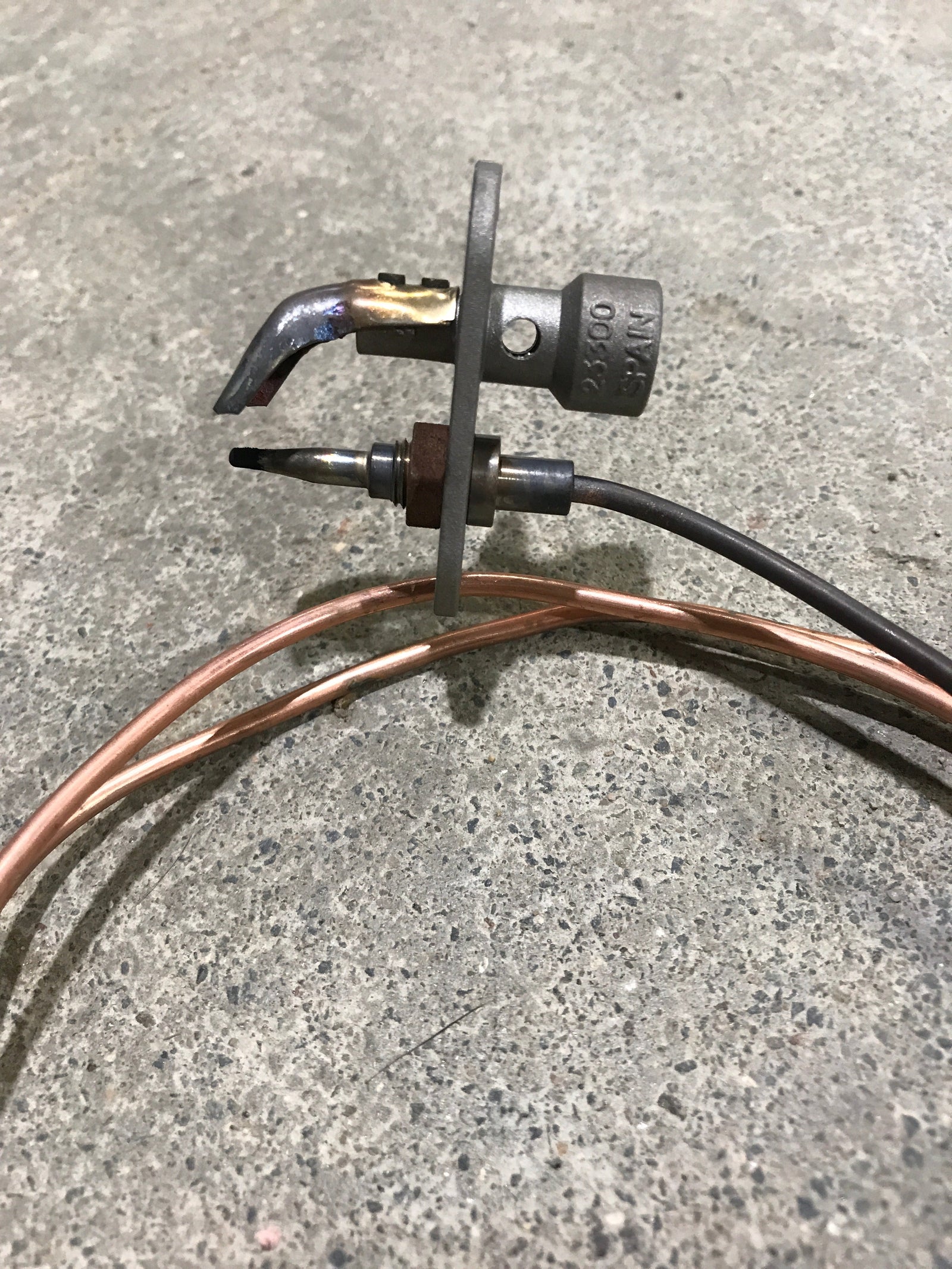 Used Magic Chef Oven Pilot with thermocouple 74009852