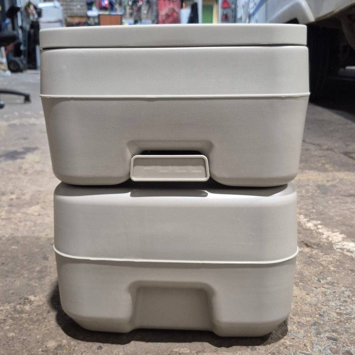 Complete RV Pro Portable Toilet, Hand Pump Flush, 20 L (5.3 Gal), Grey - N35Z515 - Young Farts RV Parts
