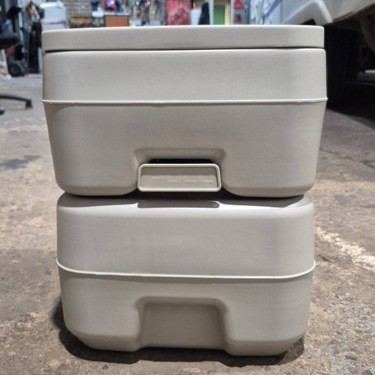 Complete RV Pro Portable Toilet, Hand Pump Flush, 20 L (5.3 Gal), Grey -  N35Z515 - Toilets