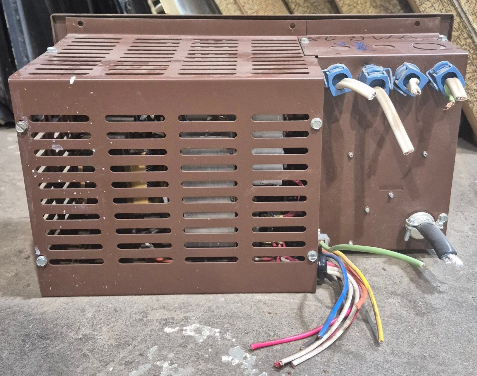 Used 40 AMP Converter D40 - BRA - E - Young Farts RV Parts