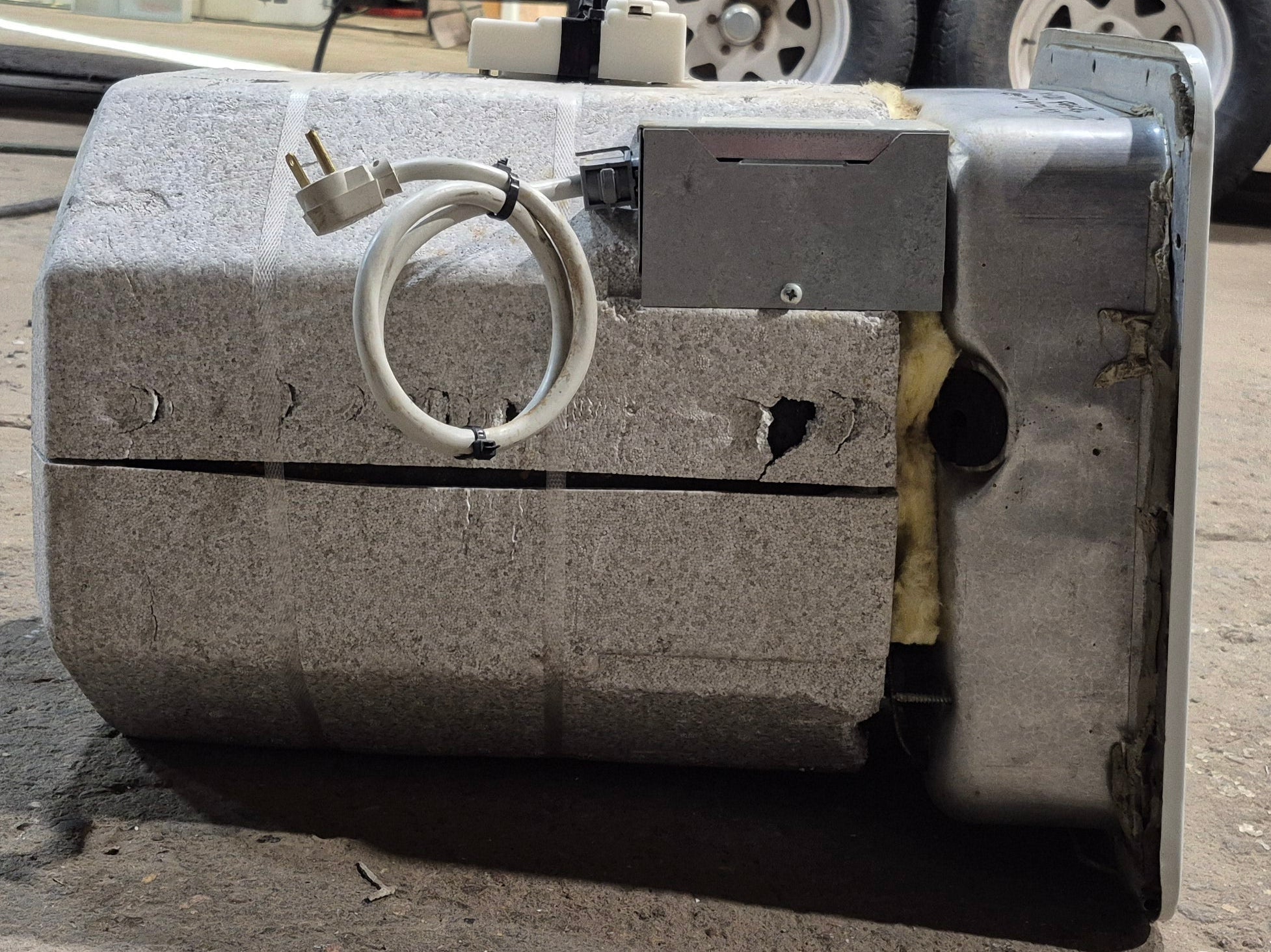 Used Complete Suburban Hot Water Heater, 6 Gal. - SW6DE - Young Farts RV Parts