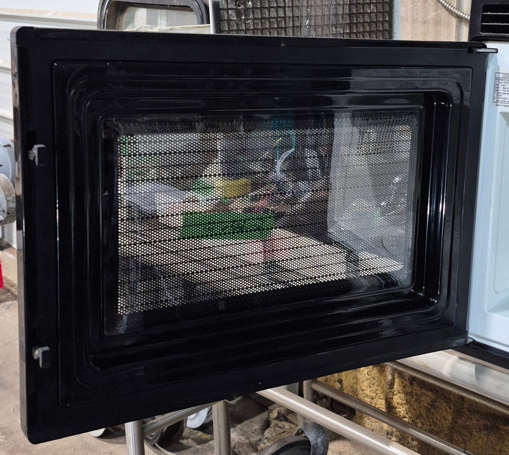 Used Magic Chef RV Microwave - 21 3/4" W x 13 3/4" H x 12 1/2" D - Young Farts RV Parts