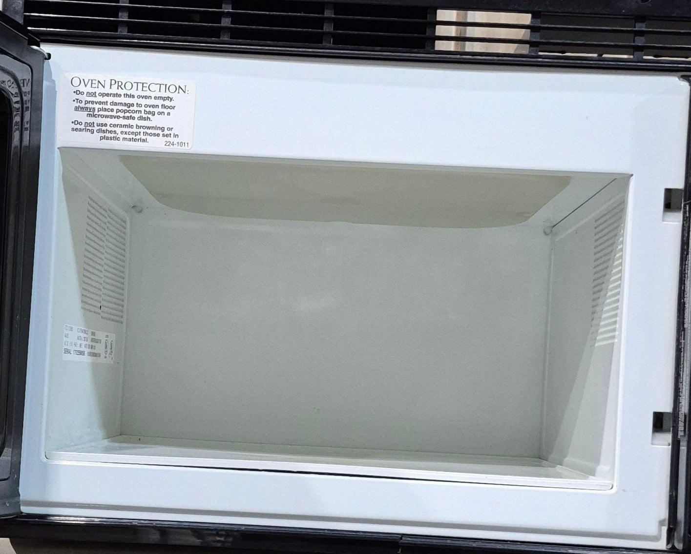 Used Magic Chef RV Microwave - 21 5/8" W x 14" H x 12 1/2" D - Young Farts RV Parts