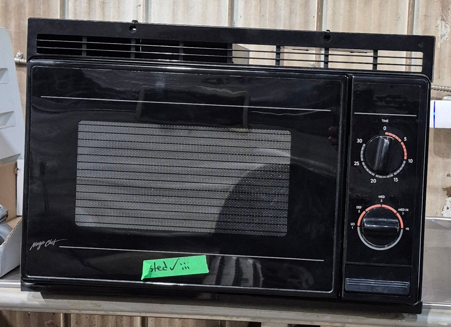 Used Magic Chef RV Microwave - 21 5/8" W x 14" H x 12 1/2" D - Young Farts RV Parts