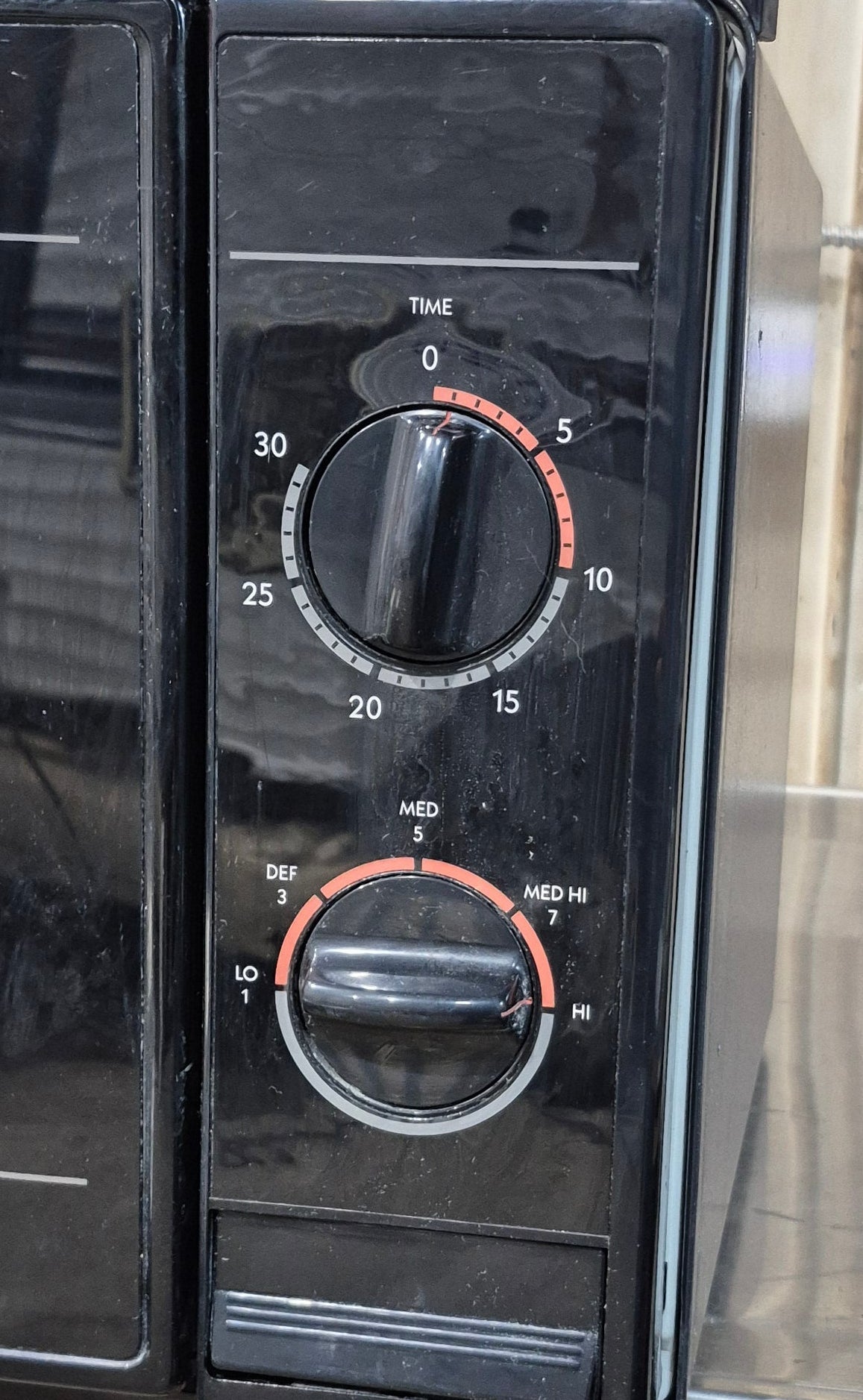 Used Magic Chef RV Microwave - 21 5/8" W x 14" H x 12 1/2" D - Young Farts RV Parts