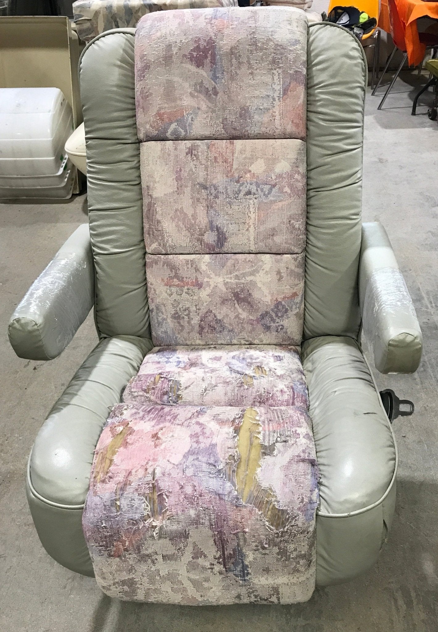 Used Motorhome Drivers Captain Chair - Young Farts RV Parts