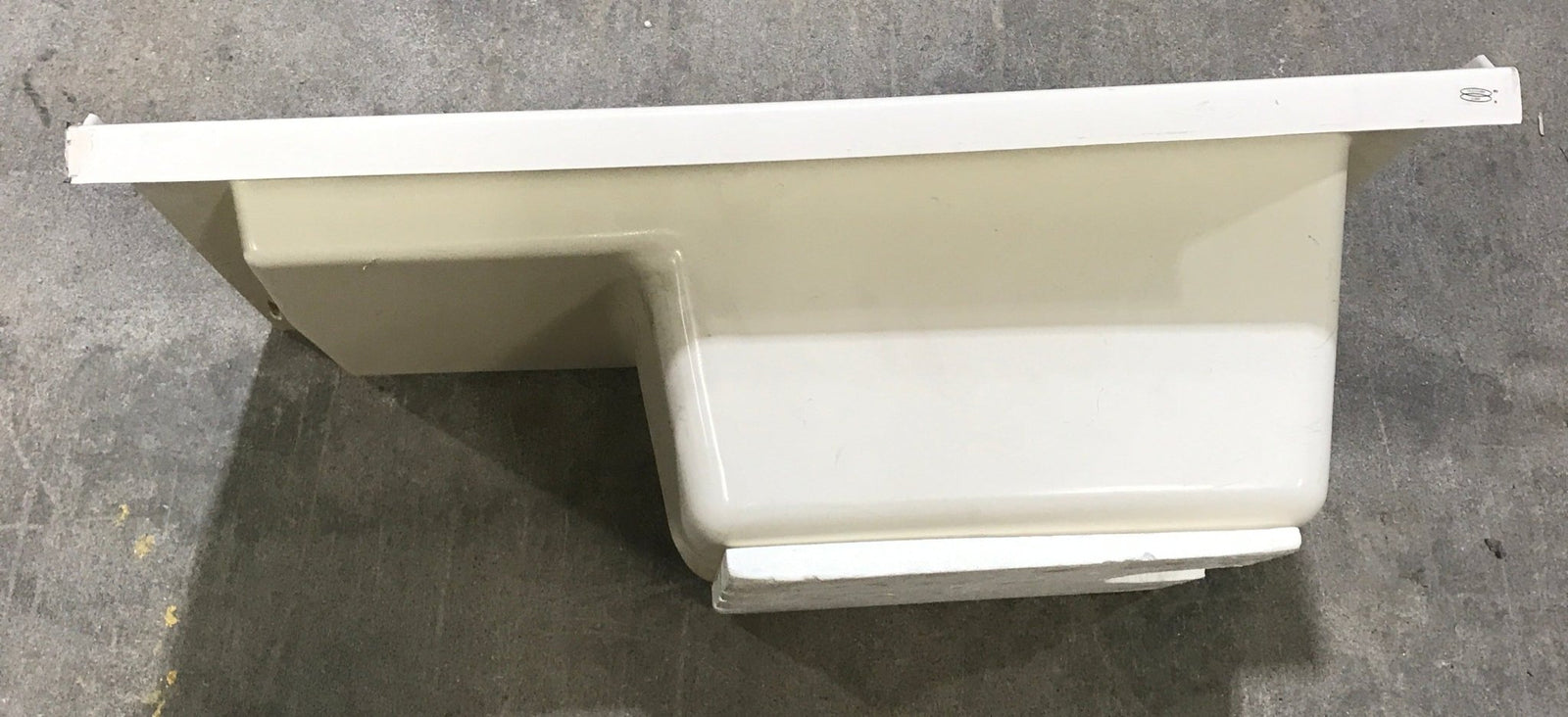 Used RV Bath Tub 38” x 24” RHD Step Tub - Young Farts RV Parts