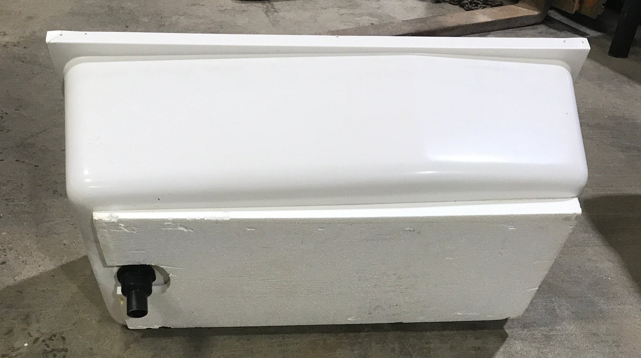 Used RV Bath Tub 40” L x 24" W - RH Drain - Young Farts RV Parts