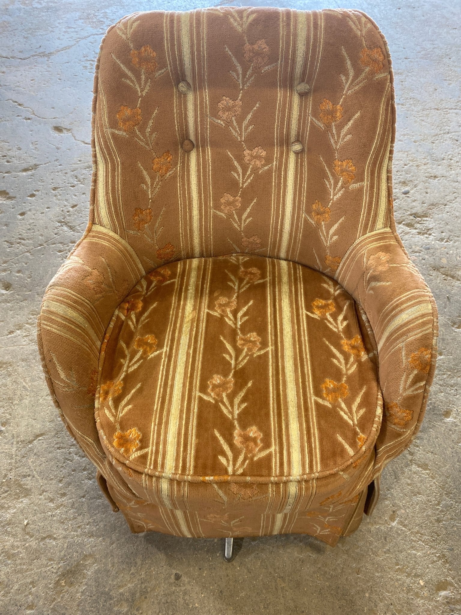 Used RV Chair - 31" H x 22" W x 18" D - Young Farts RV Parts