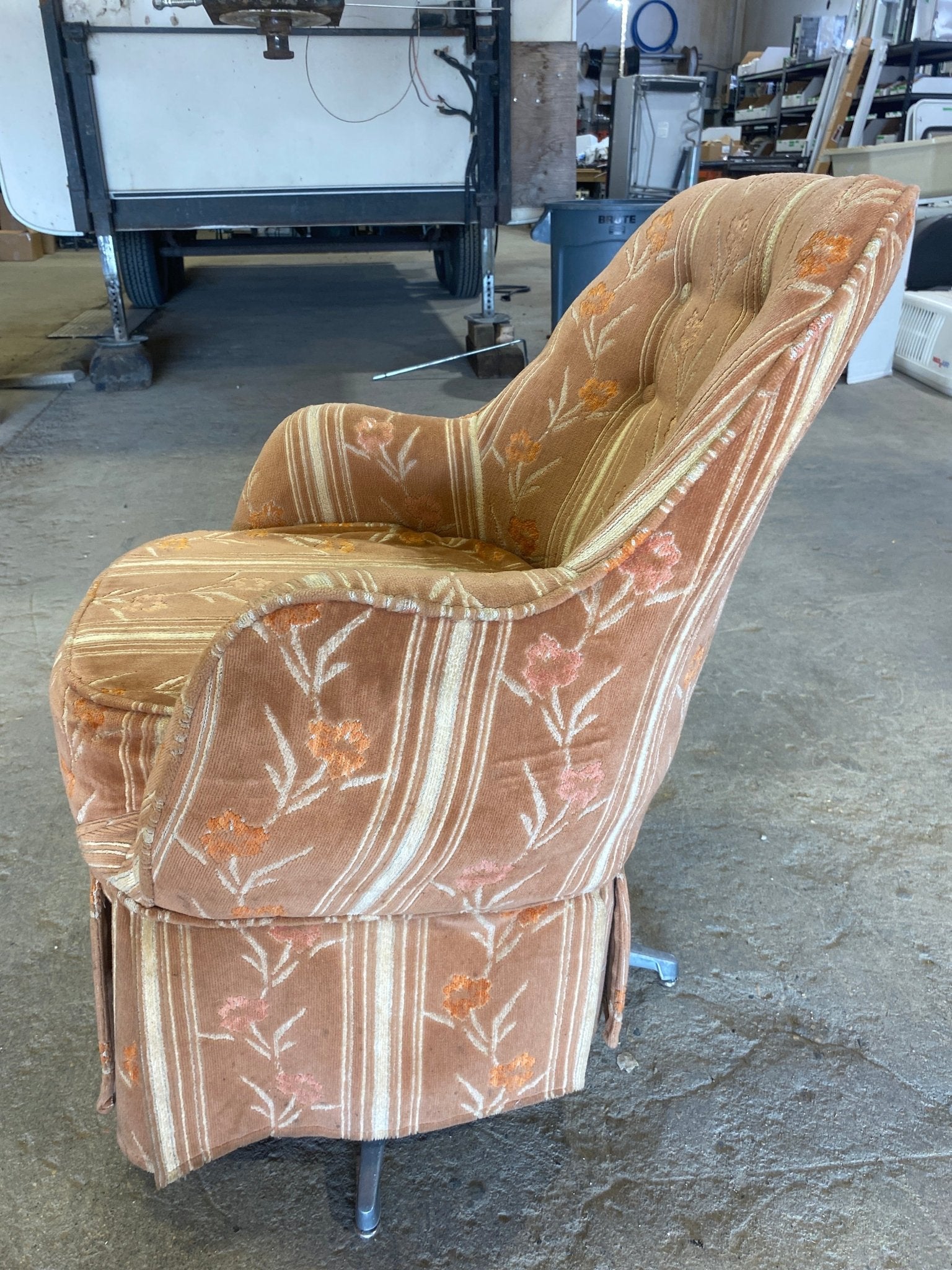 Used RV Chair - 31" H x 22" W x 18" D - Young Farts RV Parts