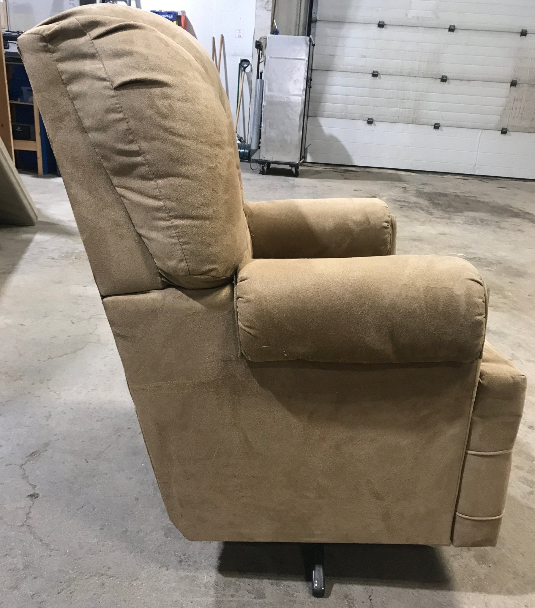 Used RV Chair - 39" H x 25" W x 20" D - Young Farts RV Parts