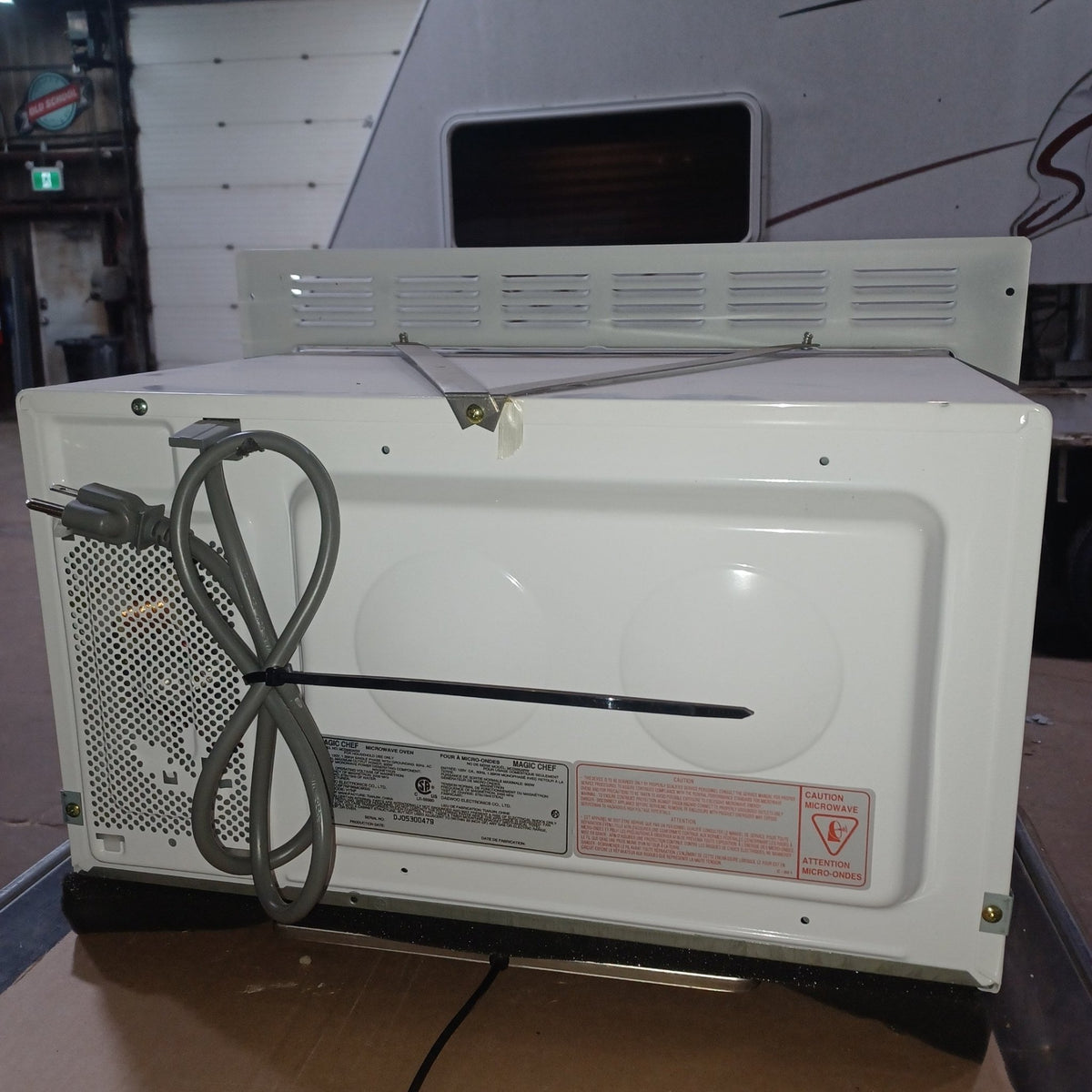 Used RV Microwave Magic Chef 19.5″ X 15″ X 12.75″ - Model No. MCD990ARW - Young Farts RV Parts