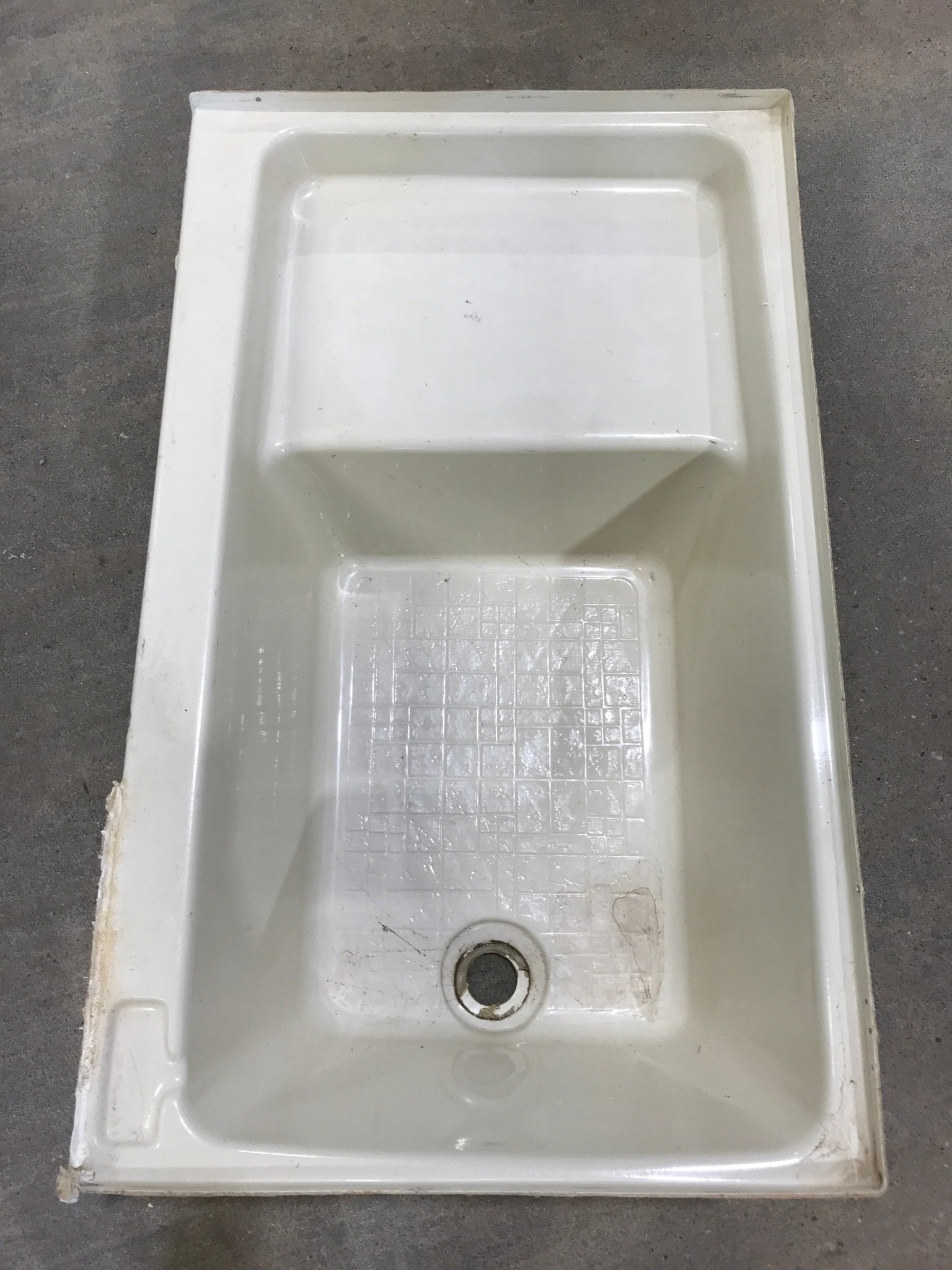 Used RV Step Bath Tub 36” x 22” - Right Hand Drain - Young Farts RV Parts