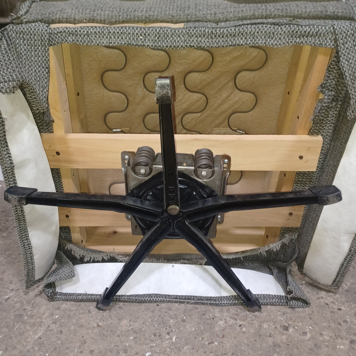 Used Young Farts RV Parts RV Chair - 27.5″ X 31″ X 34″ - Young Farts RV Parts