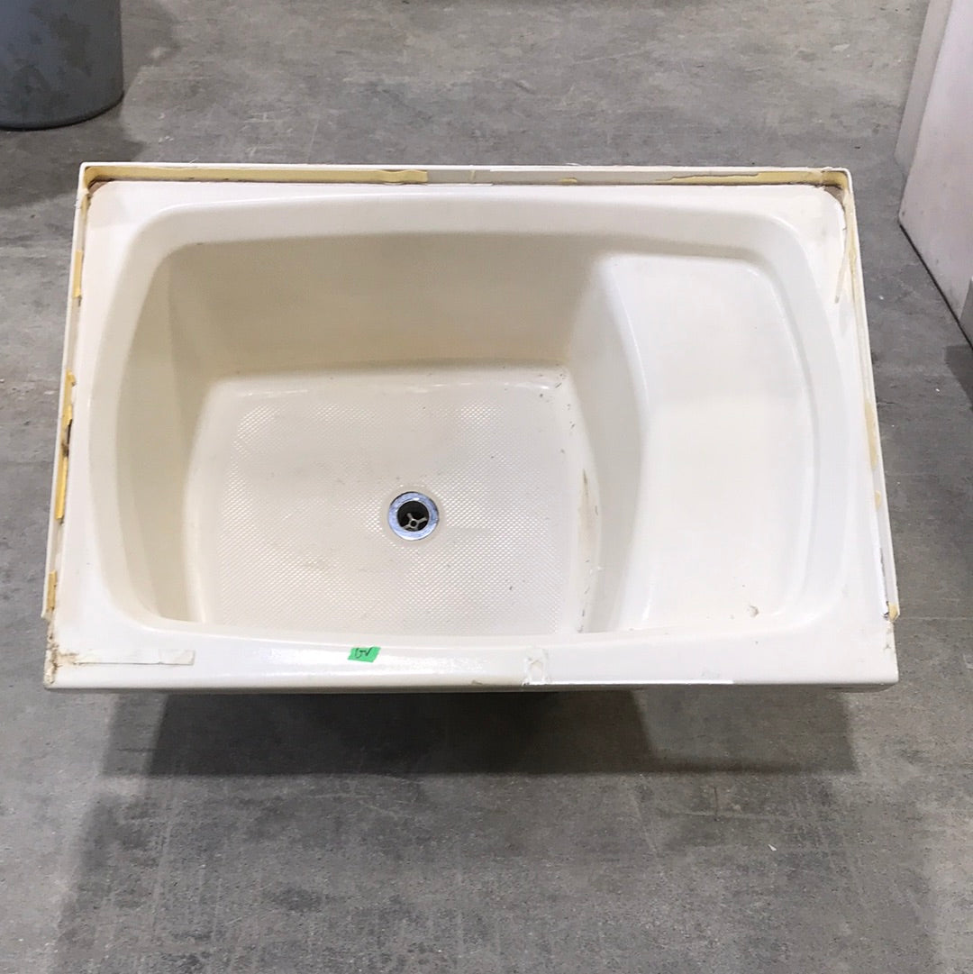 Used RV Bath Tub 43 1/2” x 23 1/2” RHD Step Tub - Young Farts RV Parts