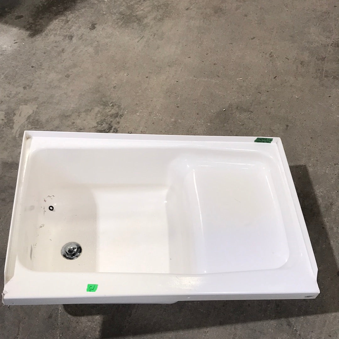 Used RV Bath Tub 36” x 24” RHD Step Tub - Young Farts RV Parts