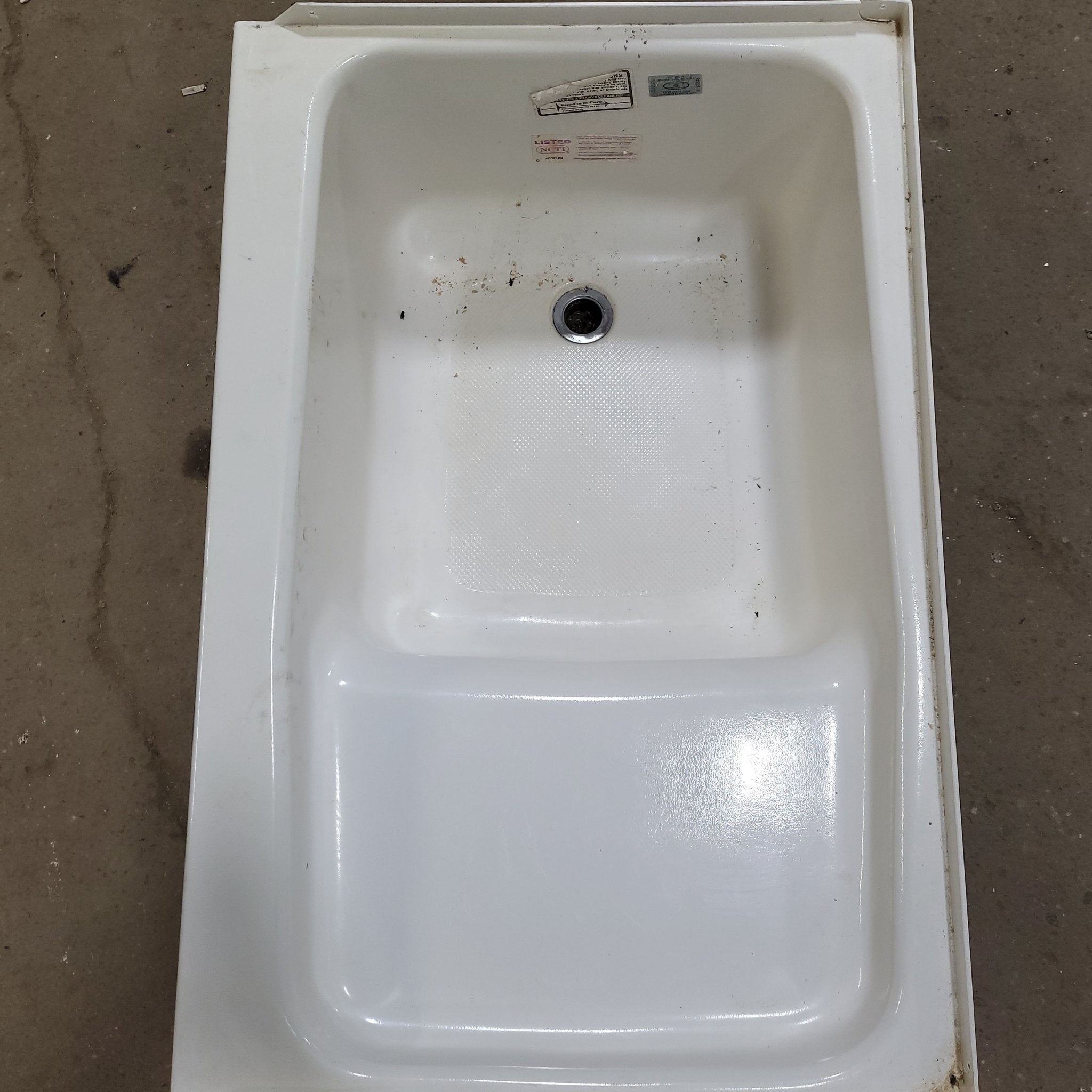 Used RV Bath Tub 35 7/8” x 23 1/2” LHD, Step Tub - Young Farts RV Parts