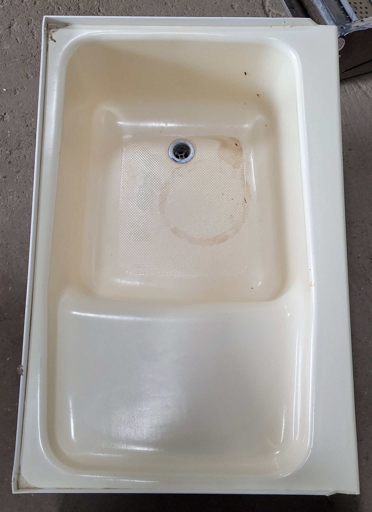 Used RV Bath Tub 35 7/8” x 23 3/4” RHD Step Tub - Young Farts RV Parts