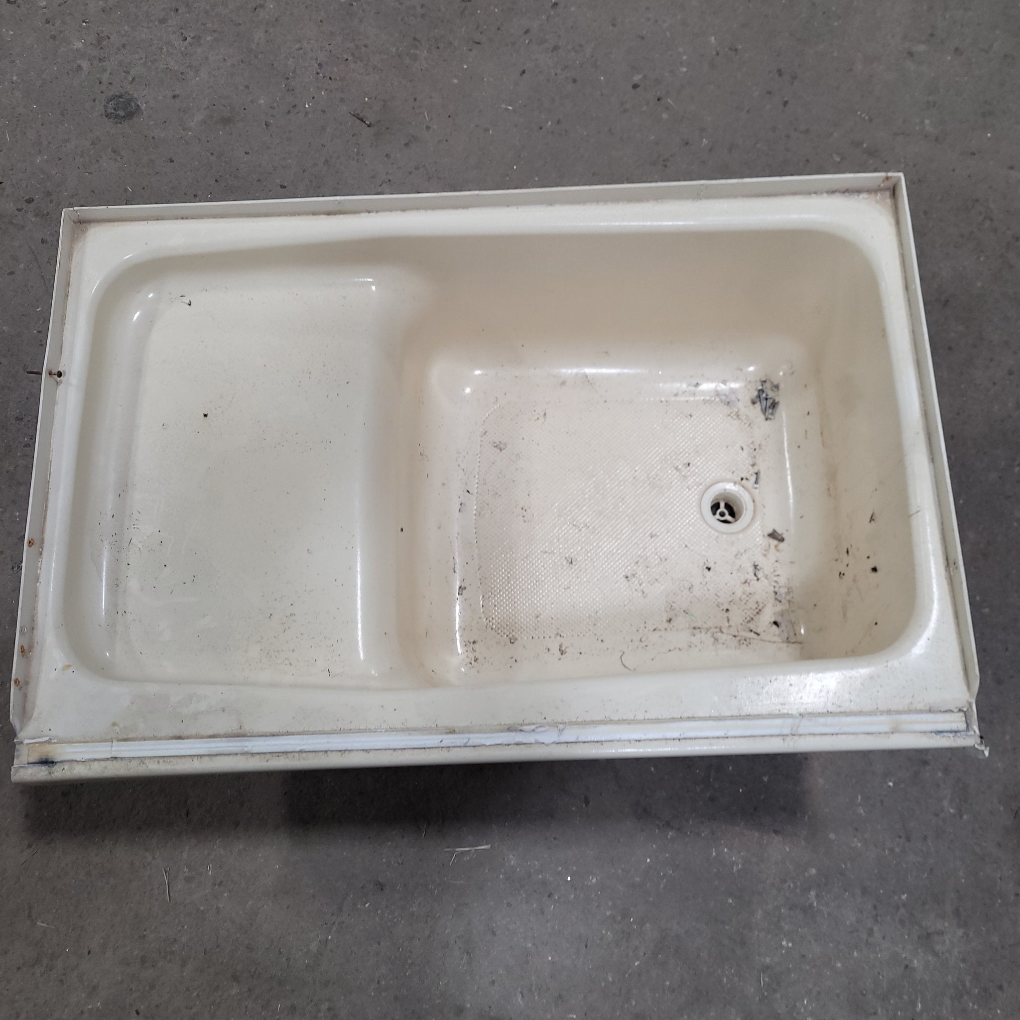 Used RV Bath Tub 36” x 24” RHD Step Tub - Young Farts RV Parts
