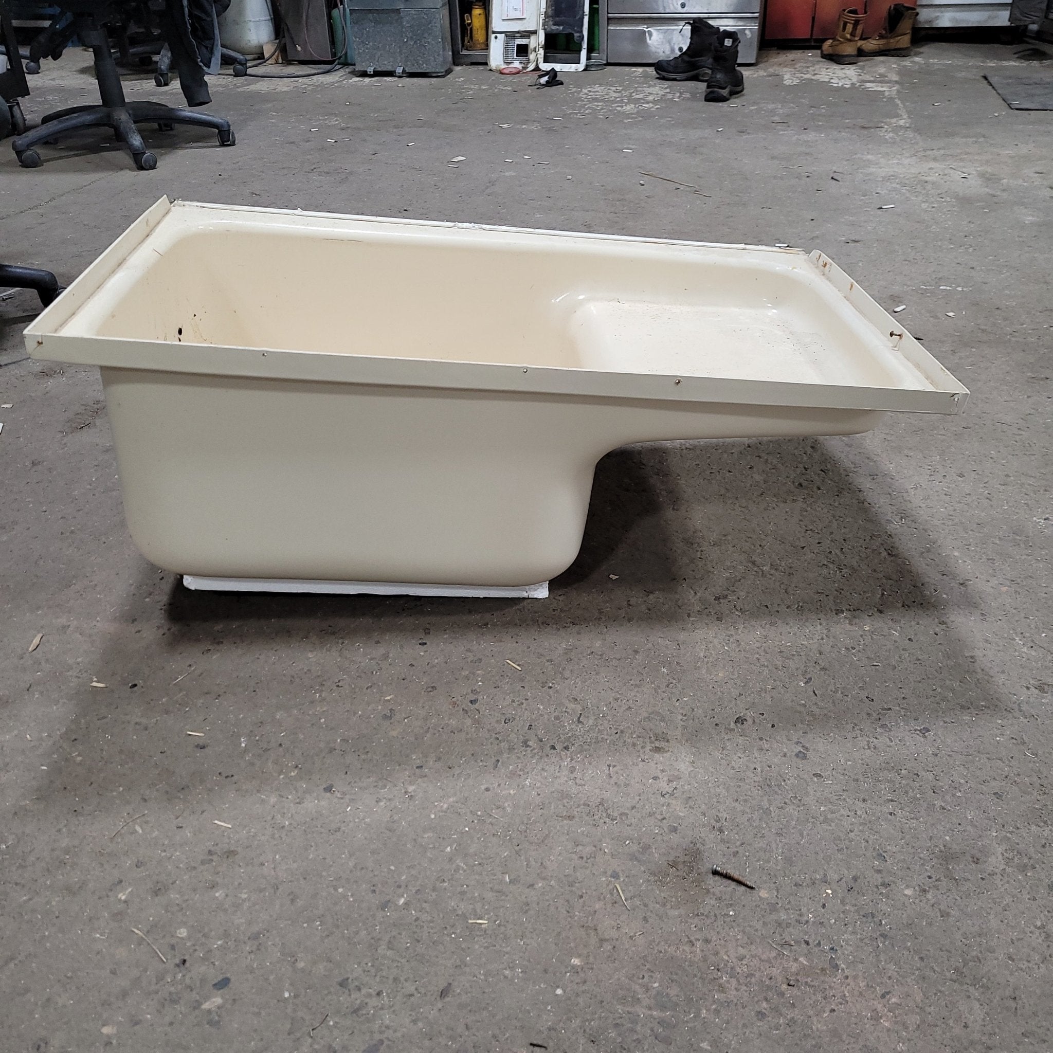 Used RV Bath Tub 36” x 24” RHD Step Tub - Young Farts RV Parts
