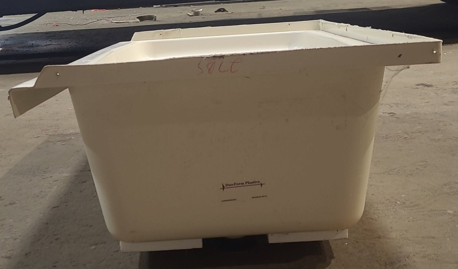 Used RV Bath Tub 40” x 24” RHD Step Tub - Young Farts RV Parts