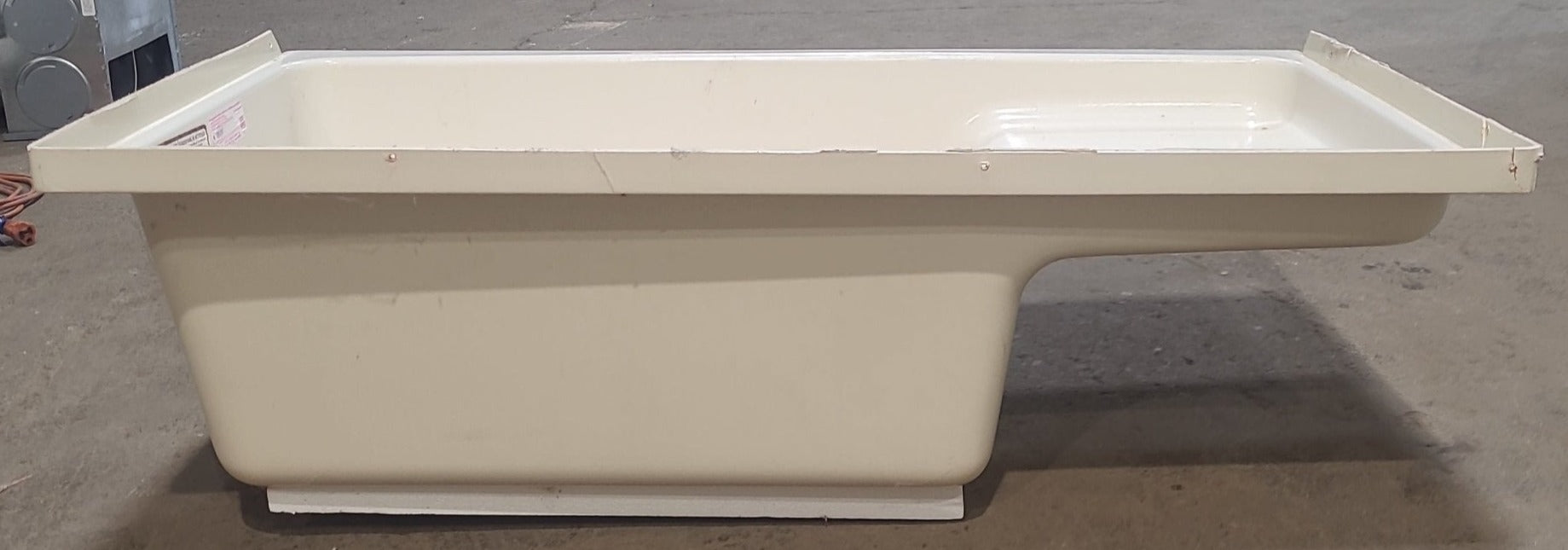 Used RV Bath Tub 40” x 24” RHD Step Tub - Young Farts RV Parts