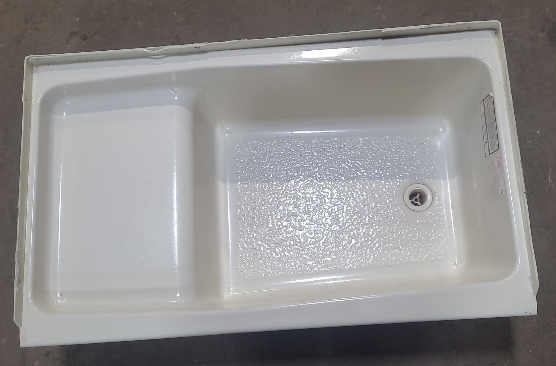 Used RV Bath Tub 40” x 24” RHD Step Tub - Young Farts RV Parts