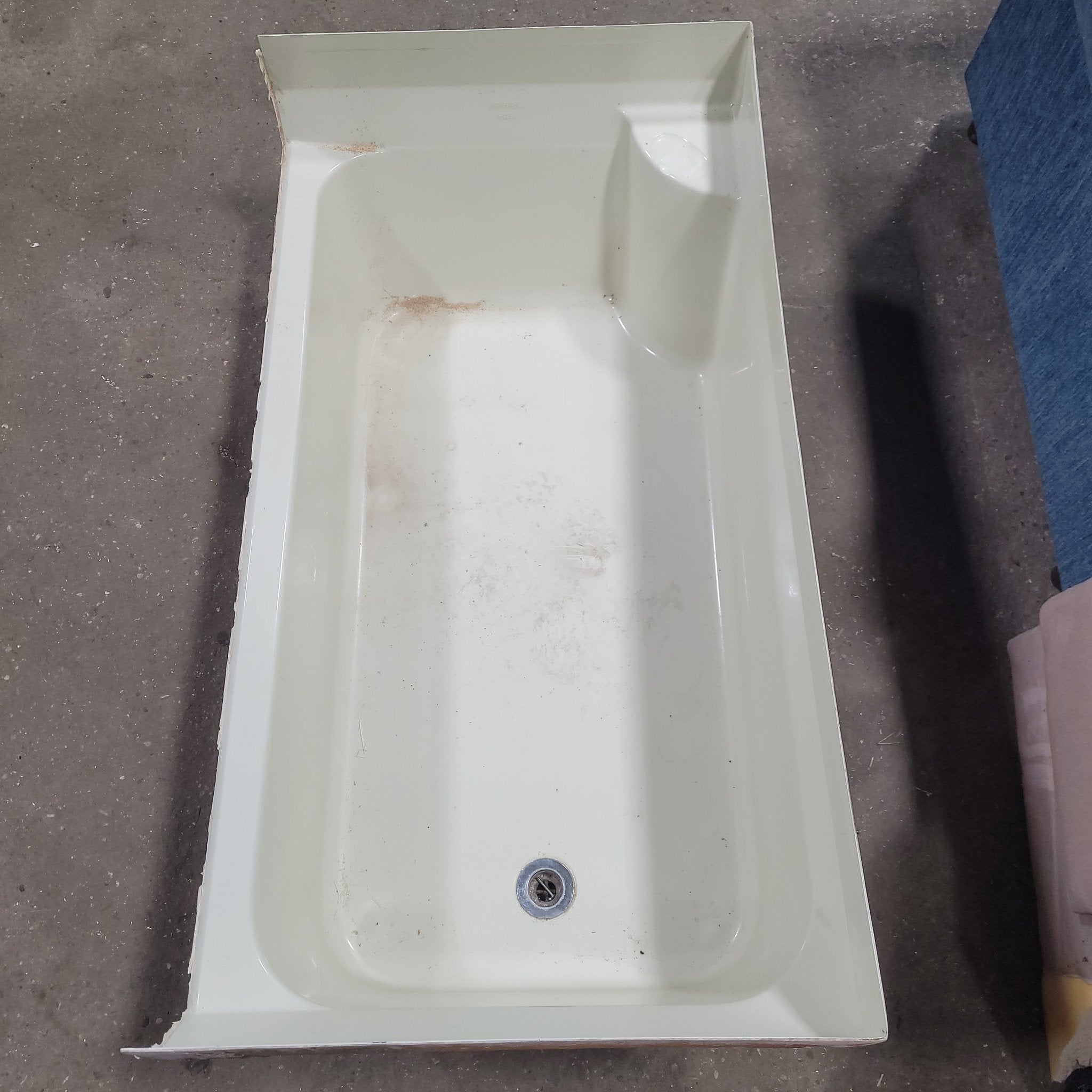 Used RV Bath Tub 45 3/4” x 24 1/2” RHD - Young Farts RV Parts