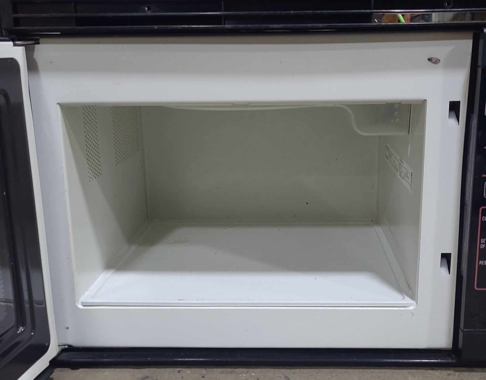 Used RV Microwave Magic Chef 20 3/8