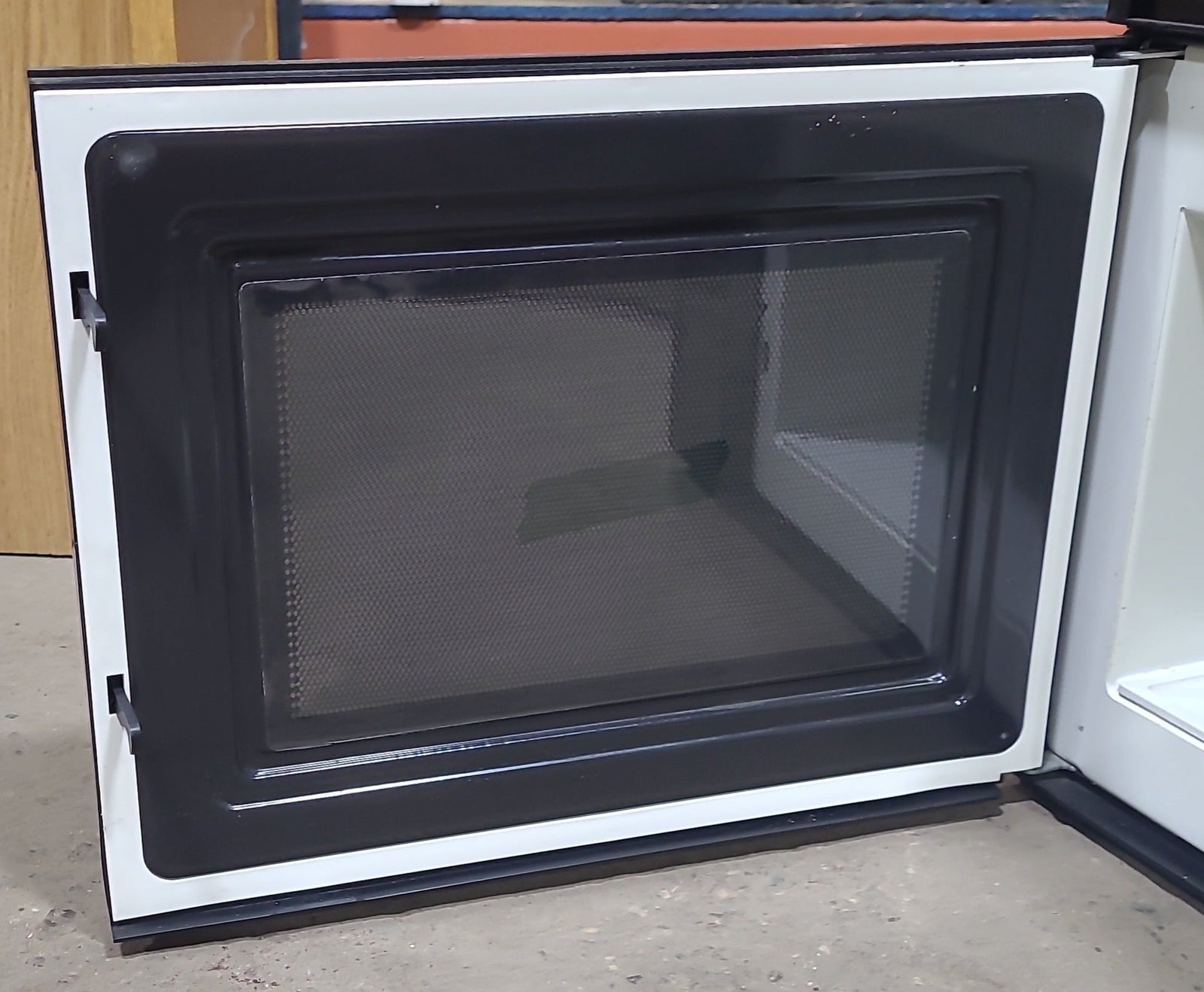 Used RV Microwave Magic Chef 20 3/8