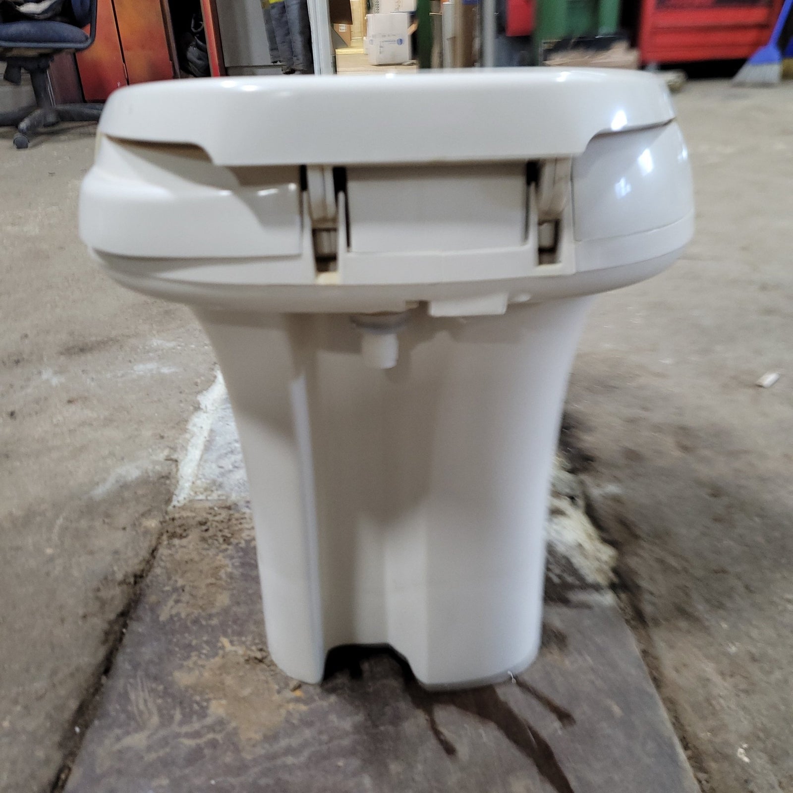 Used Toilet Thetford AQUA MAGIC IV | 20820 - Young Farts RV Parts