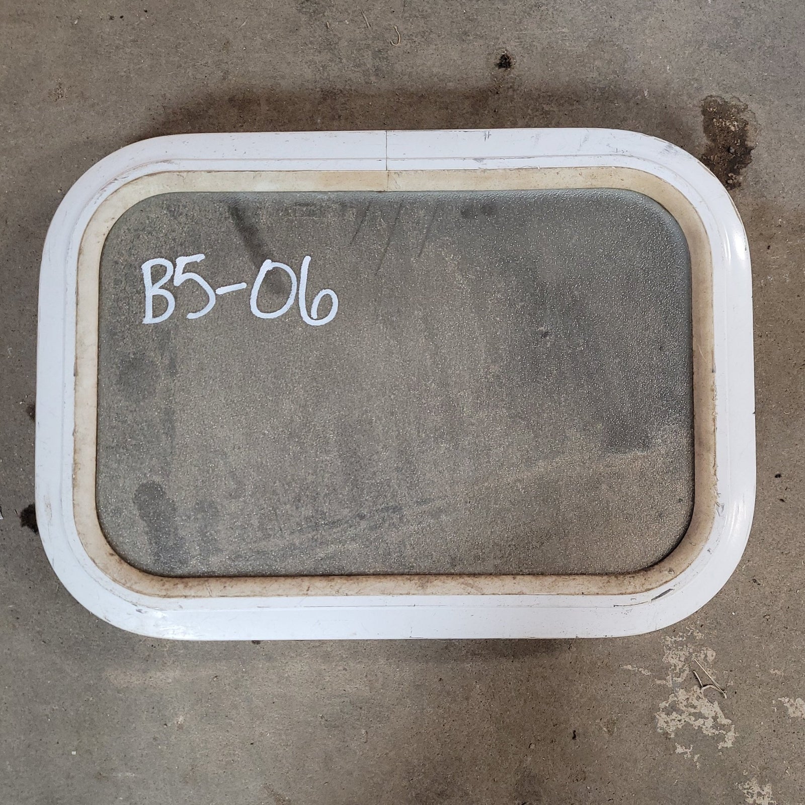 Used White Radius Non-Opening Window : 18 X 12 3/4 X 2