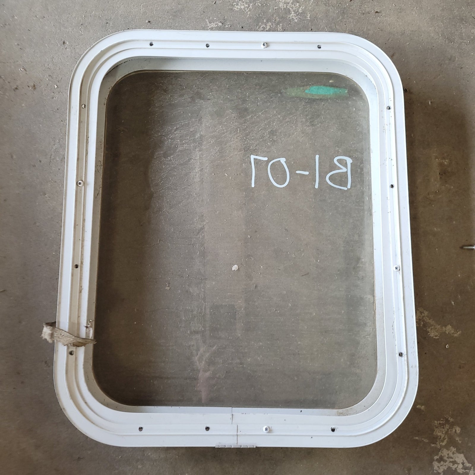 Used White Radius Non-Opening Window : 22 X 18 X 2