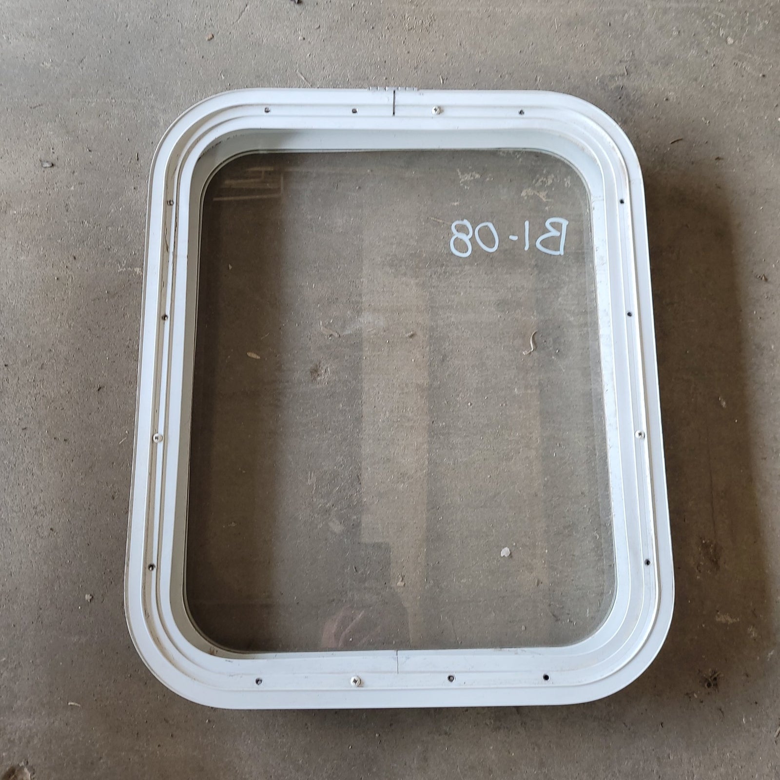 Used White Radius Non-Opening Window : 22 X 18 X 2