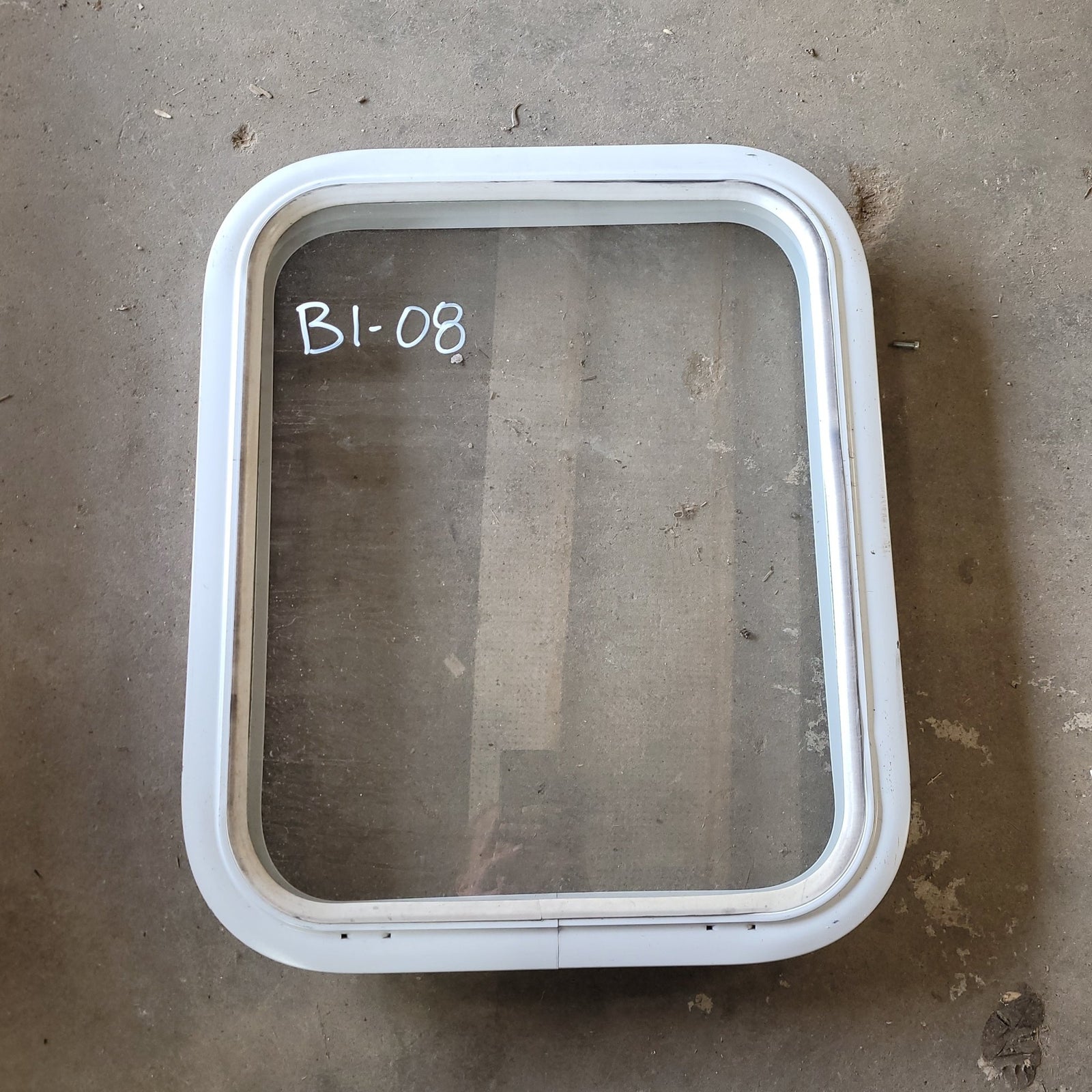 Used White Radius Non-Opening Window : 22 X 18 X 2