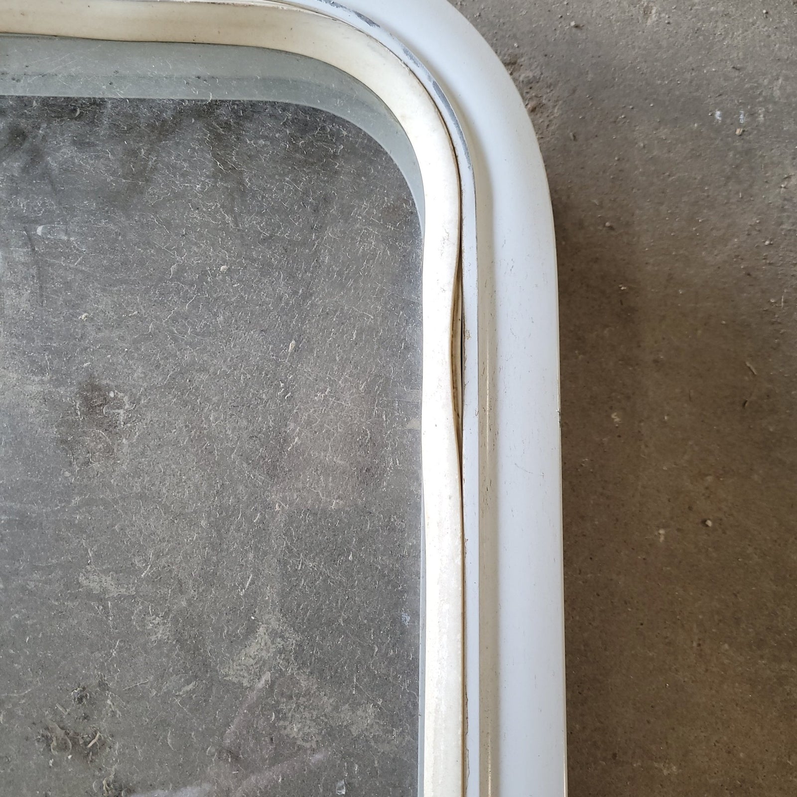 Used White Radius Non-Opening Window : 22 X 18 X 2