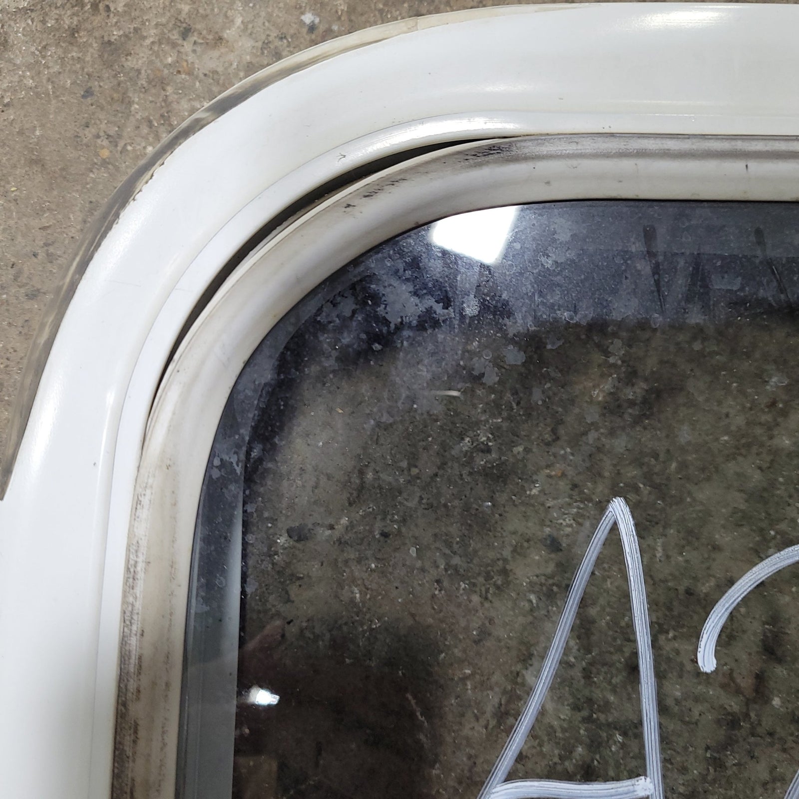 Used White Radius Non-Opening Window : 24 X 22 X 2