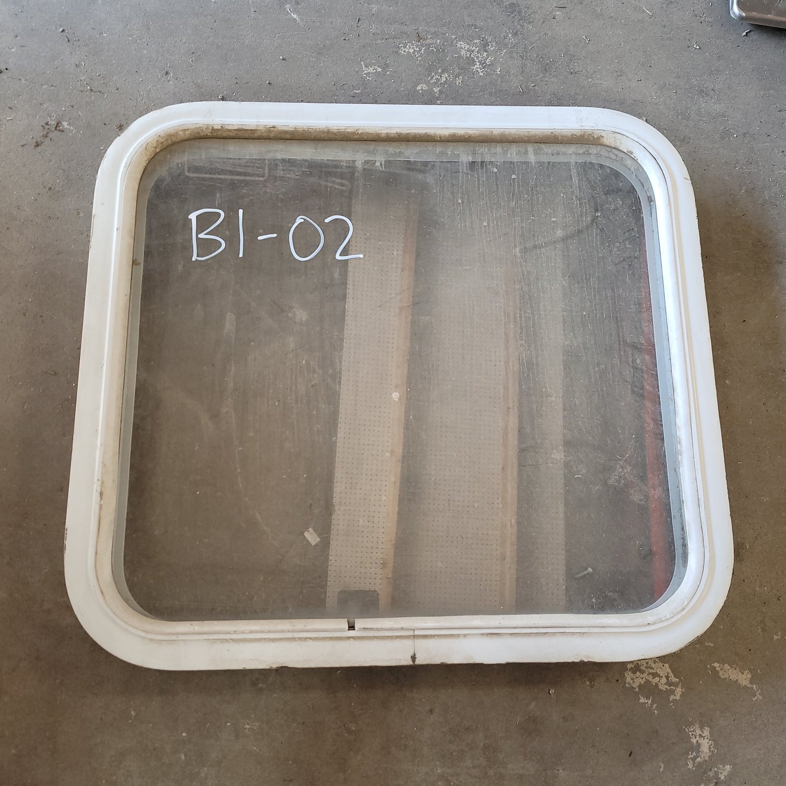 Used White Radius Non-Opening Window : 24 X 22 X 2