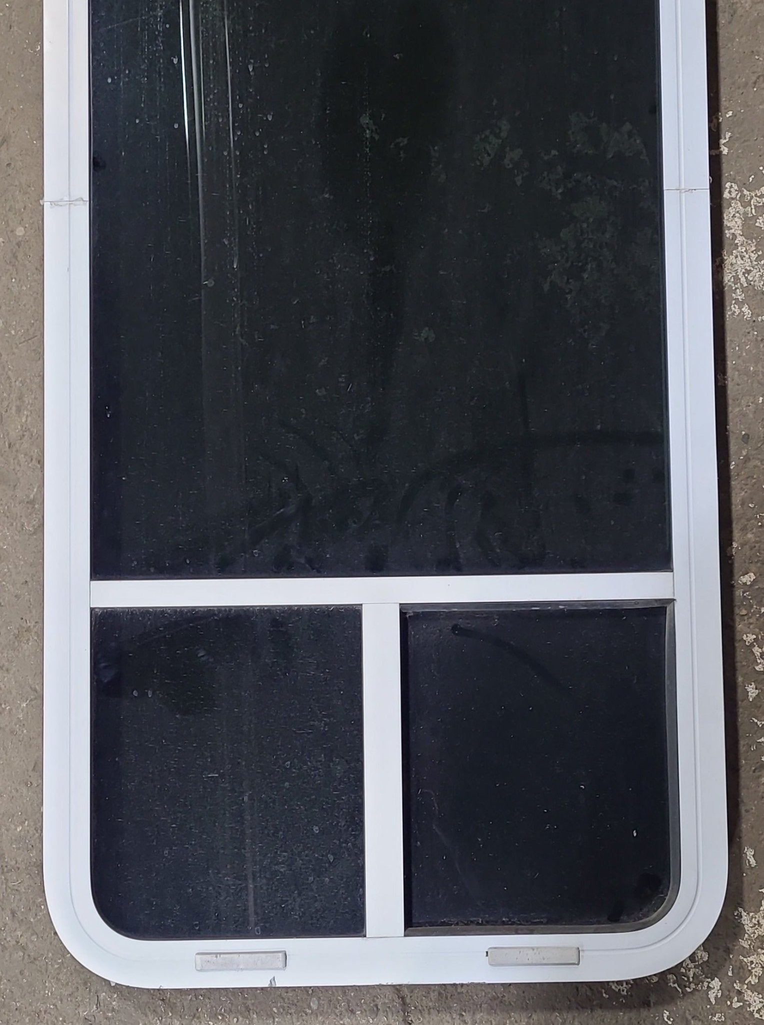 White Radius Opening Window : 24