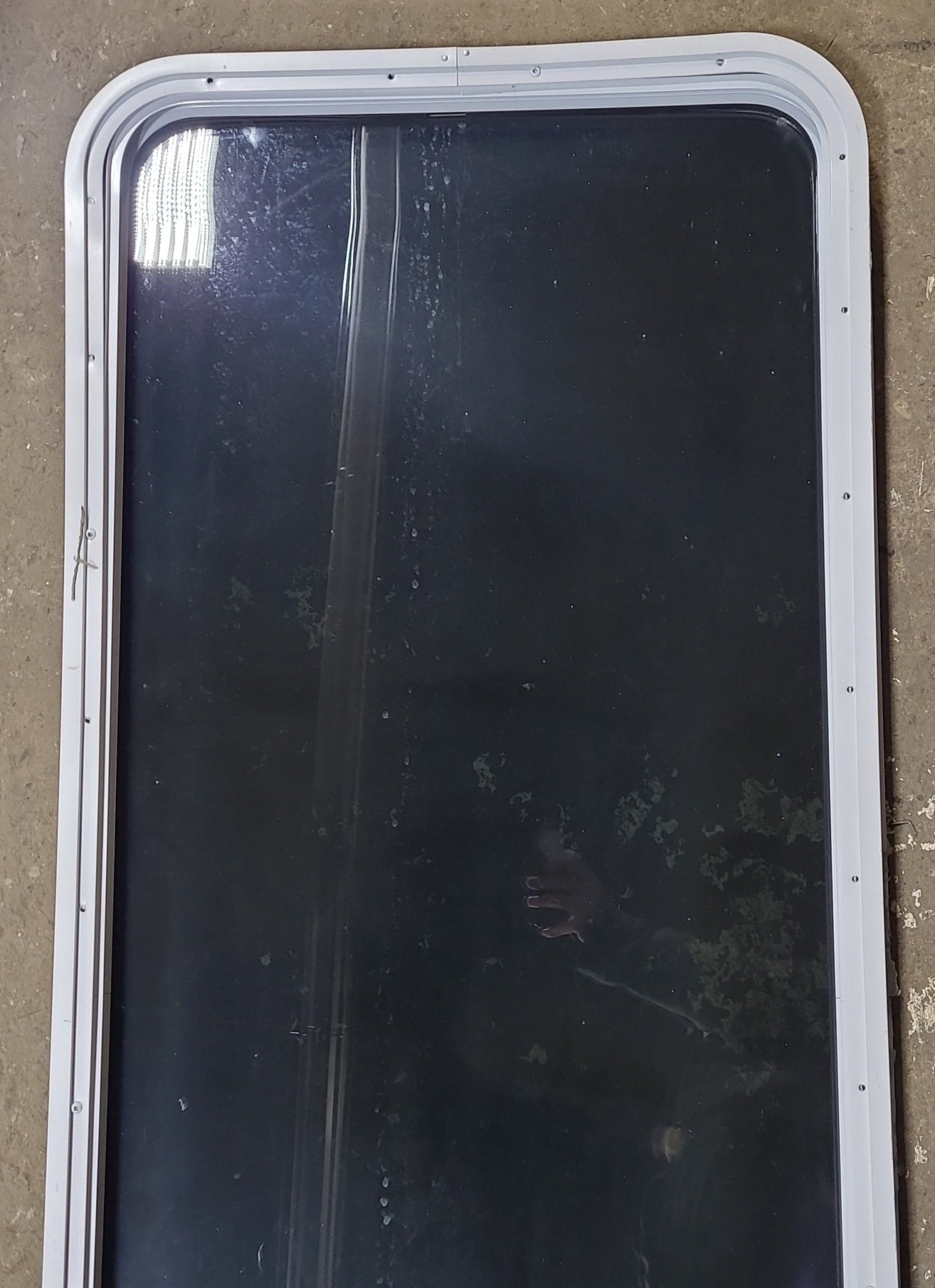 White Radius Opening Window : 24
